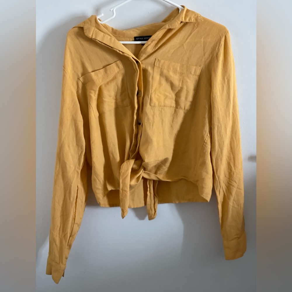 Long sleeve cropped shirt/ Ties at the bottom